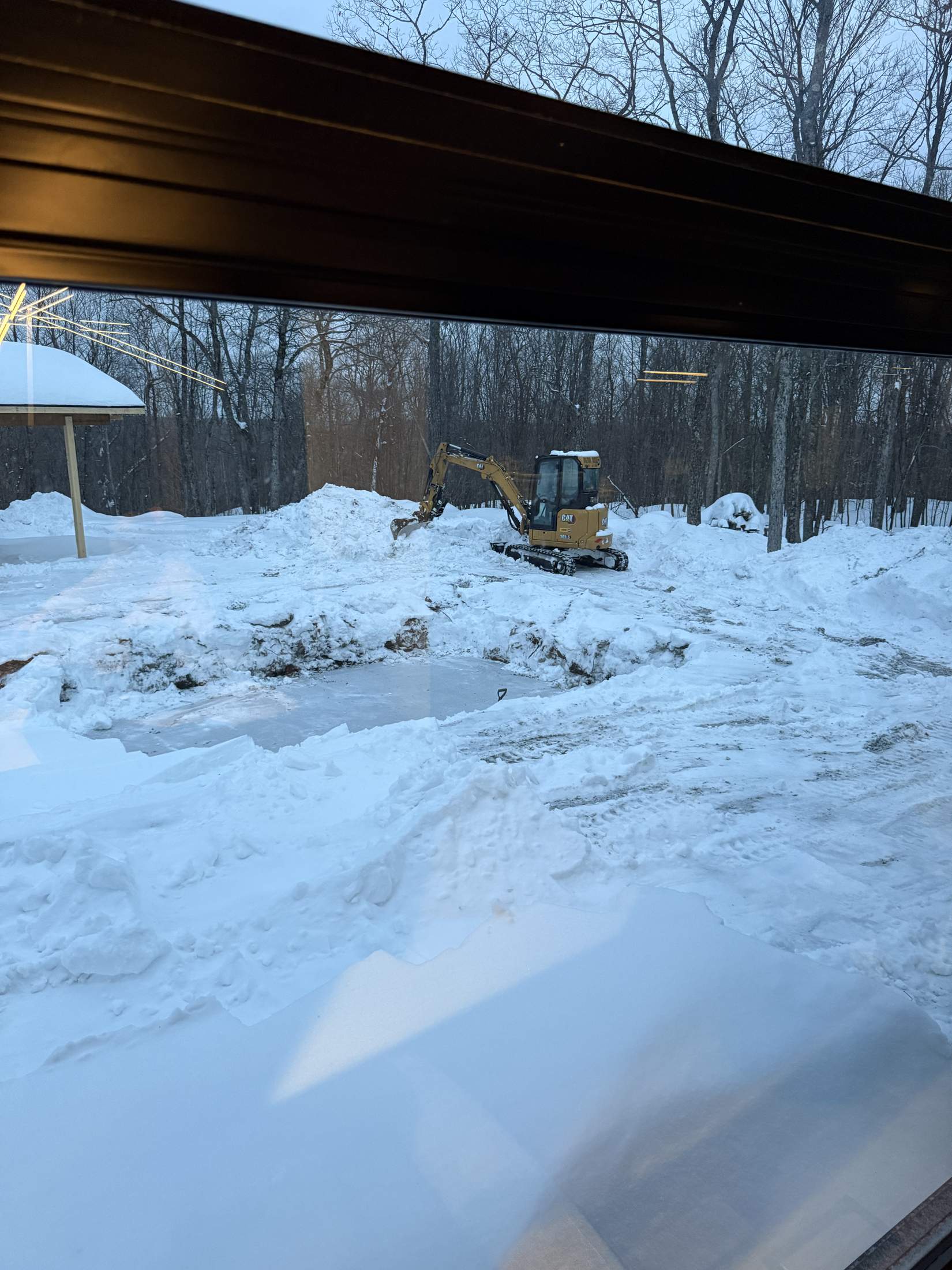 Pelle mécanique sur chantier d'excavation